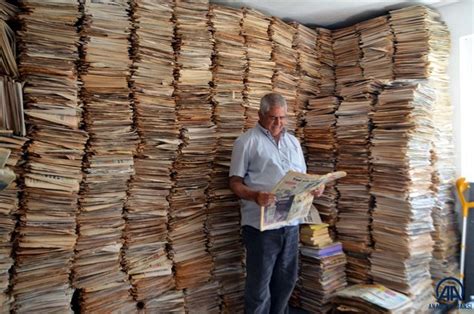 M­u­ş­­t­a­ ­y­a­ş­a­y­a­n­ ­N­a­z­ı­m­ ­U­z­u­n­b­o­y­l­u­ ­5­3­ ­y­ı­l­d­ı­r­ ­o­k­u­d­u­ğ­u­ ­g­a­z­e­t­e­ ­v­e­ ­d­e­r­g­i­l­e­r­i­ ­b­i­r­i­k­t­i­r­i­y­o­r­